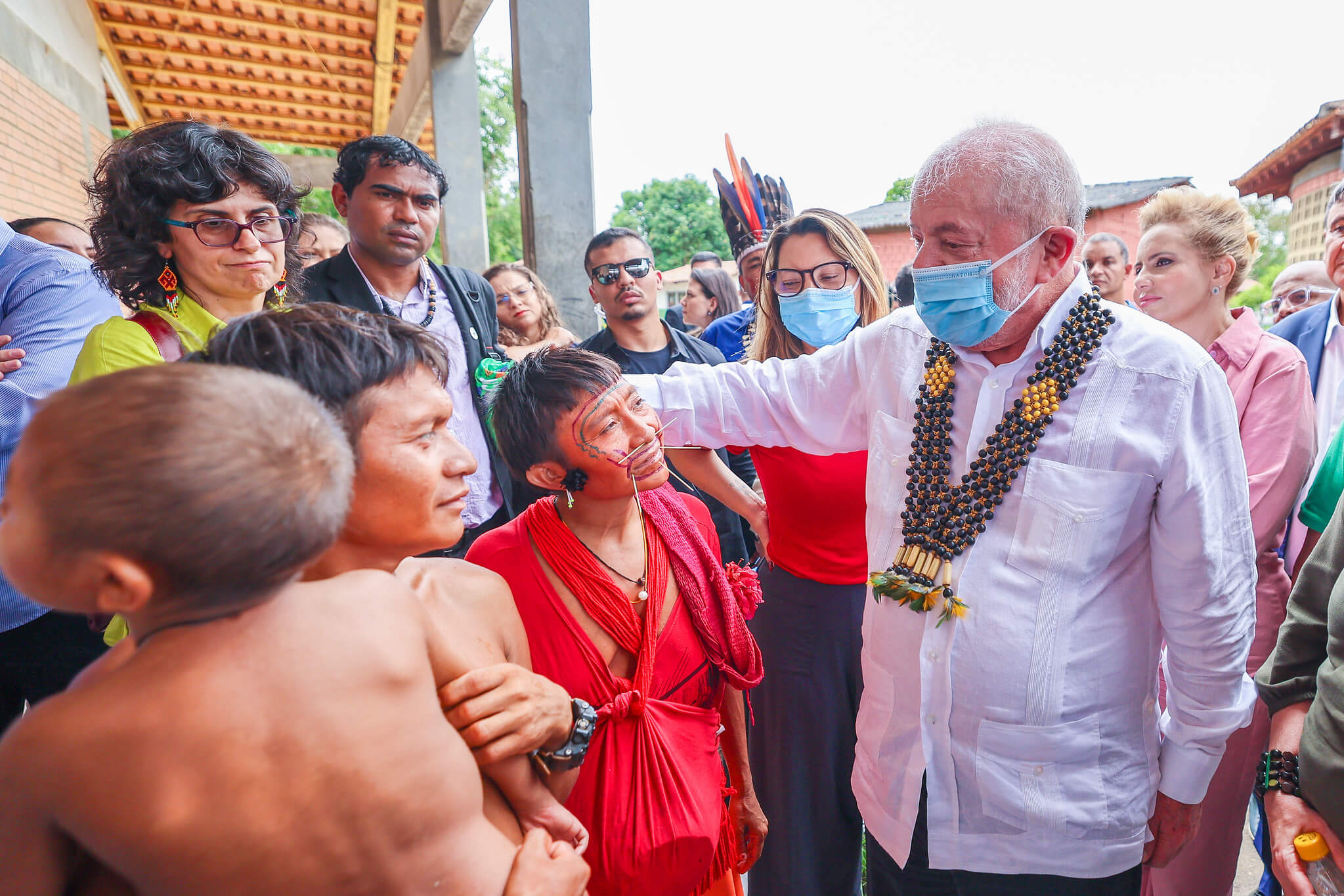 Lula cumprimenta indígenas Yanomami em visita ao território