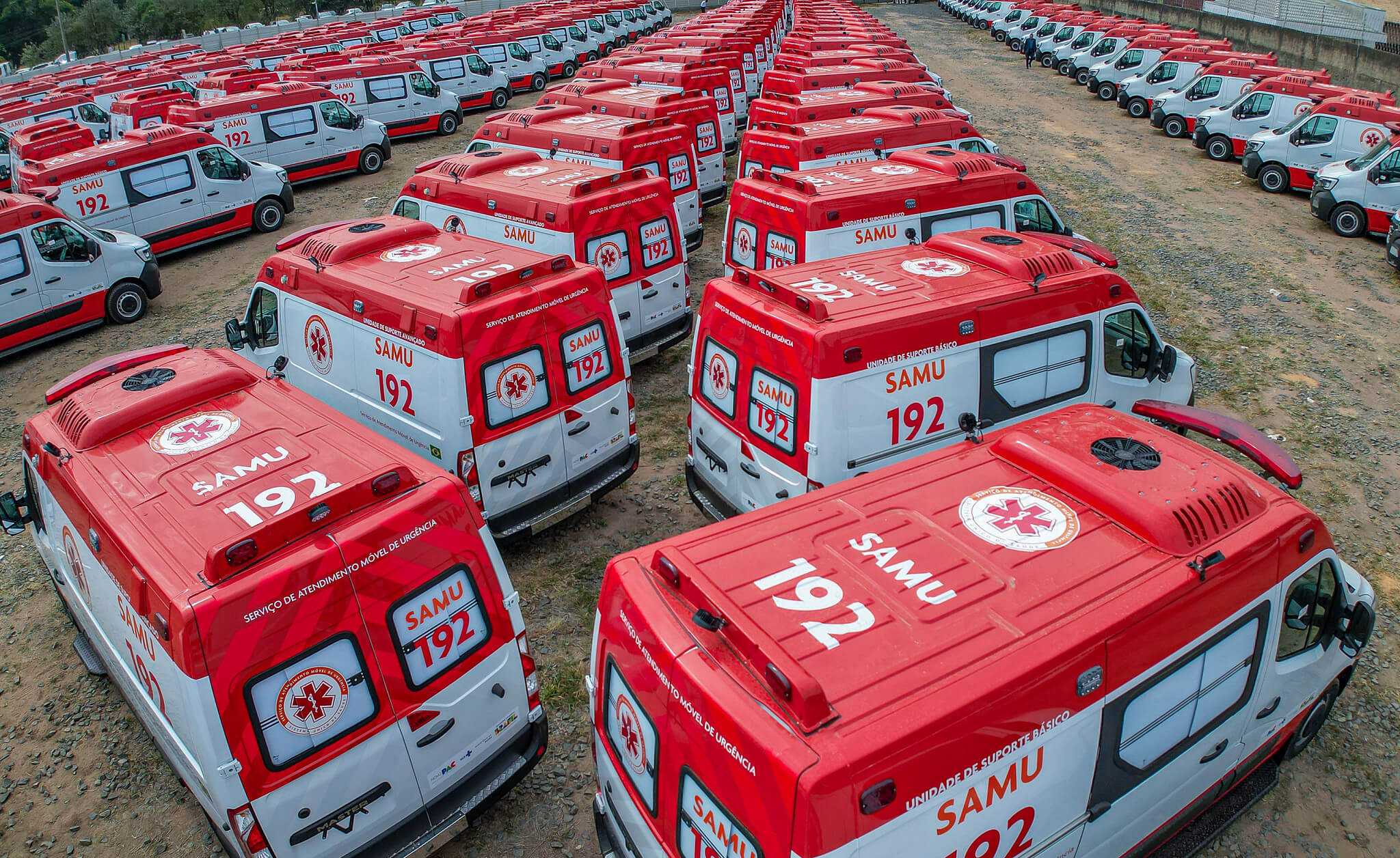 Frota de ambulâncias novas do SAMU enfileiradas